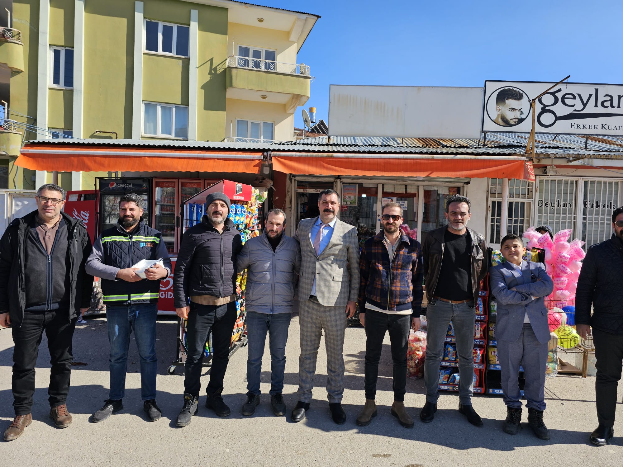 Bağımsız aday Kuvetli vatandaşlar tarafından bağrına basıldı