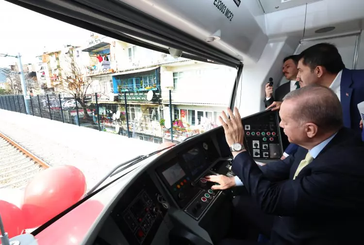 Cumhurbaşkanı Erdoğan, Sirkeci-Kazlıçeşme Raylı Sistem Hattı’nda tren kullandı