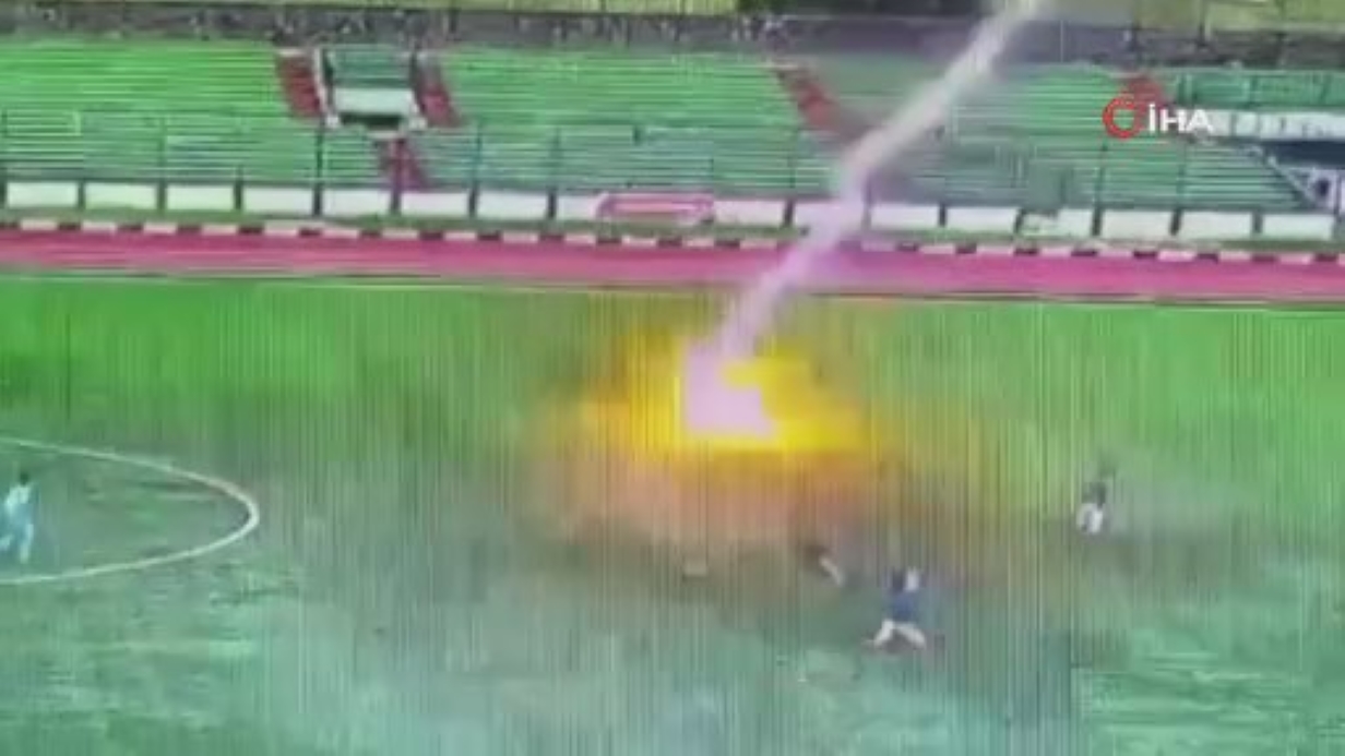 Endonezya’da sahaya yıldırım düştü, futbolcu hayatını kaybetti
