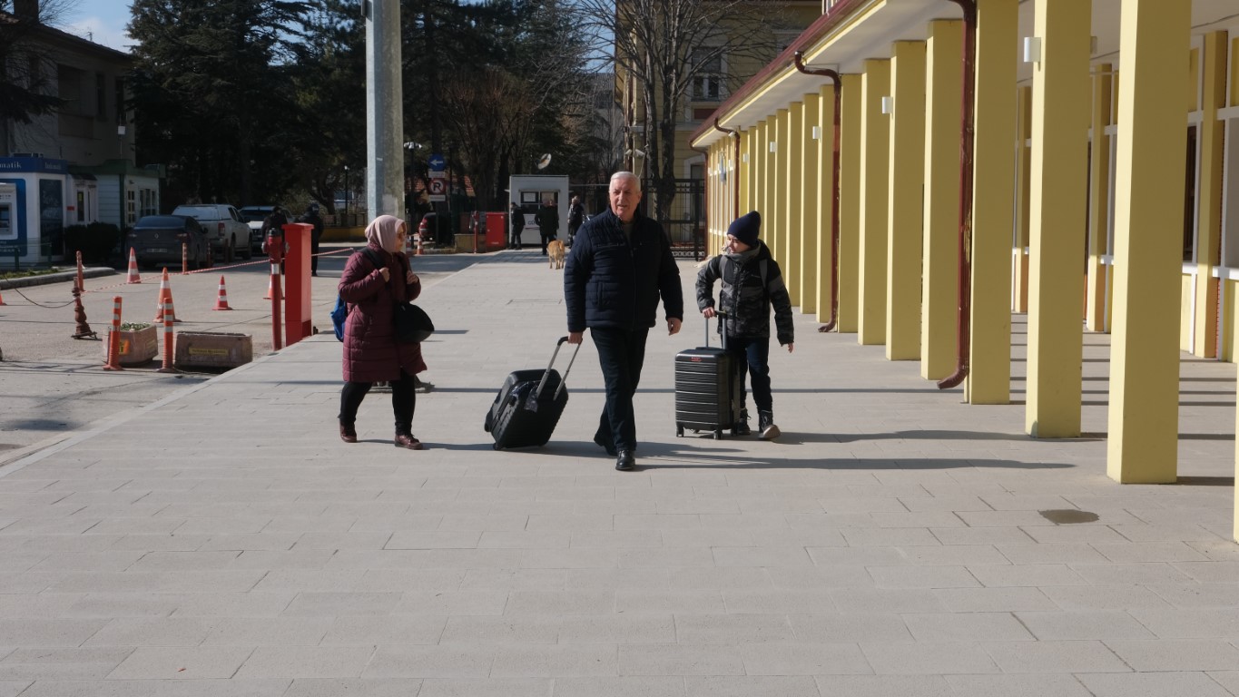 Tren bileti bulmak neredeyse imkânsız hale geldi, sefer sayıları yetmiyor