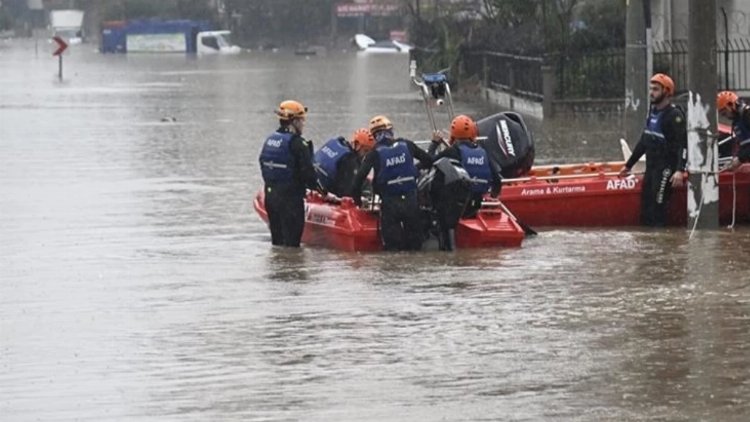 Antalya’da sel suları araçları yuttu
