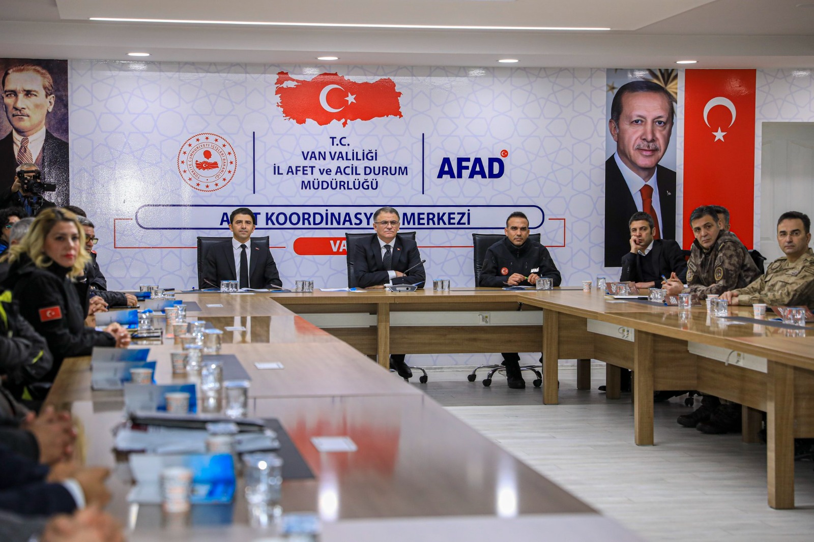 Asrın felaketi olan depremin yıl dönümünde Van’da anma programı düzenlendi