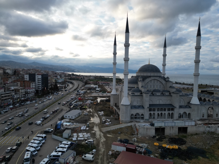 Doğu Karadeniz’in en büyük cami ve külliyesinin inşaatı sürüyor