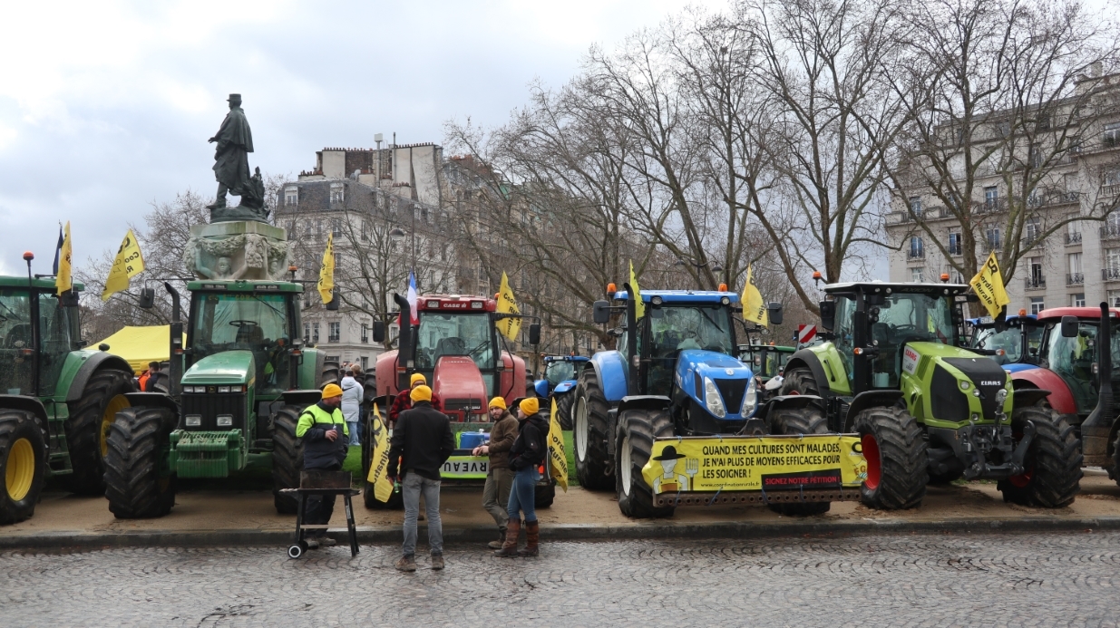Fransa’da çiftçiler traktörleriyle yol kapattı