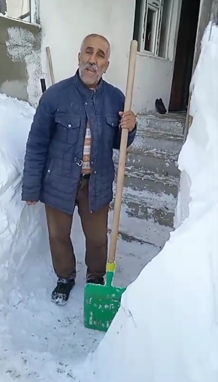 Karın ağırlığına dayanamayan ahır çöktü