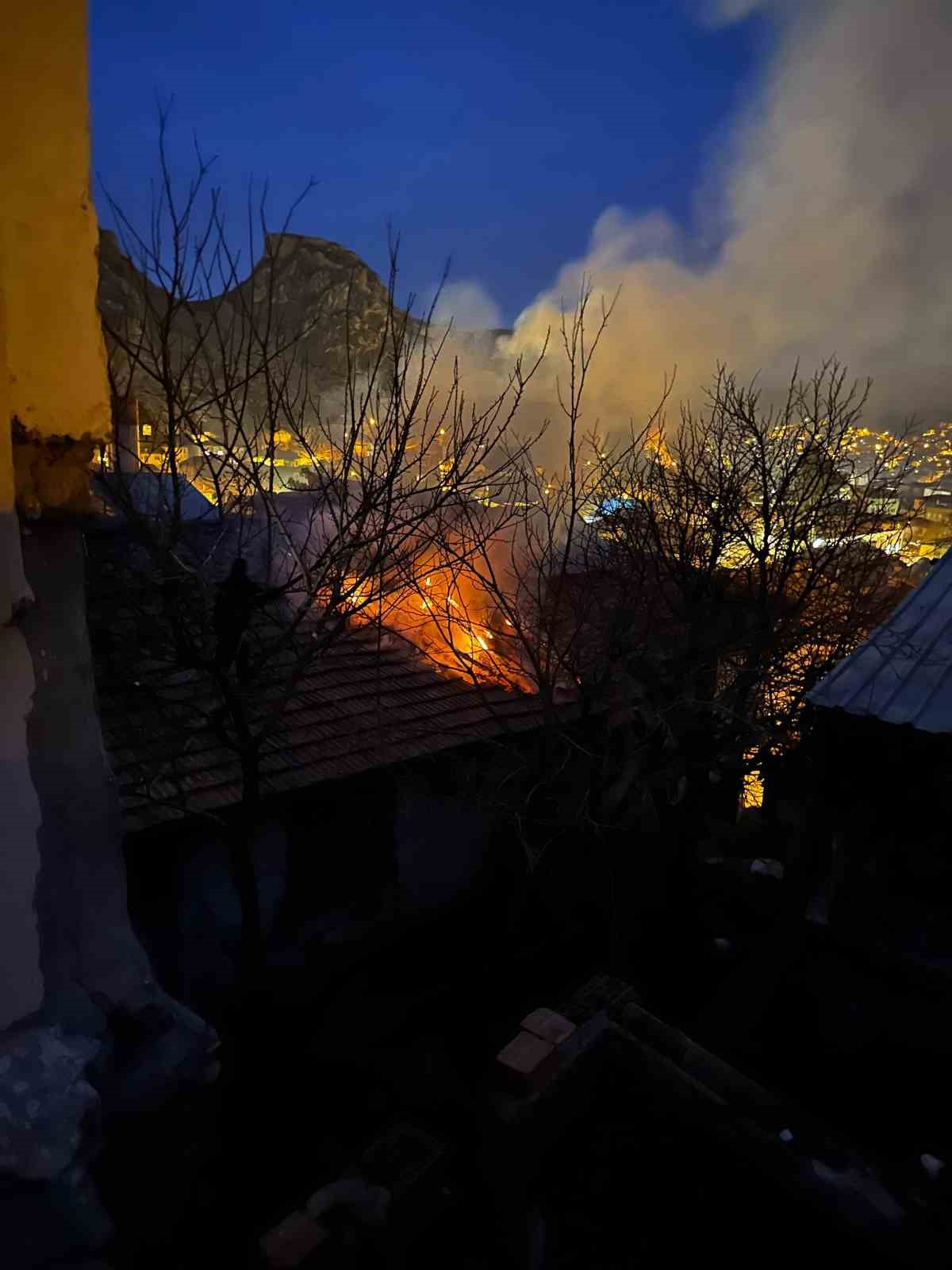 Tokat’ta çatı yangını büyümeden söndürüldü