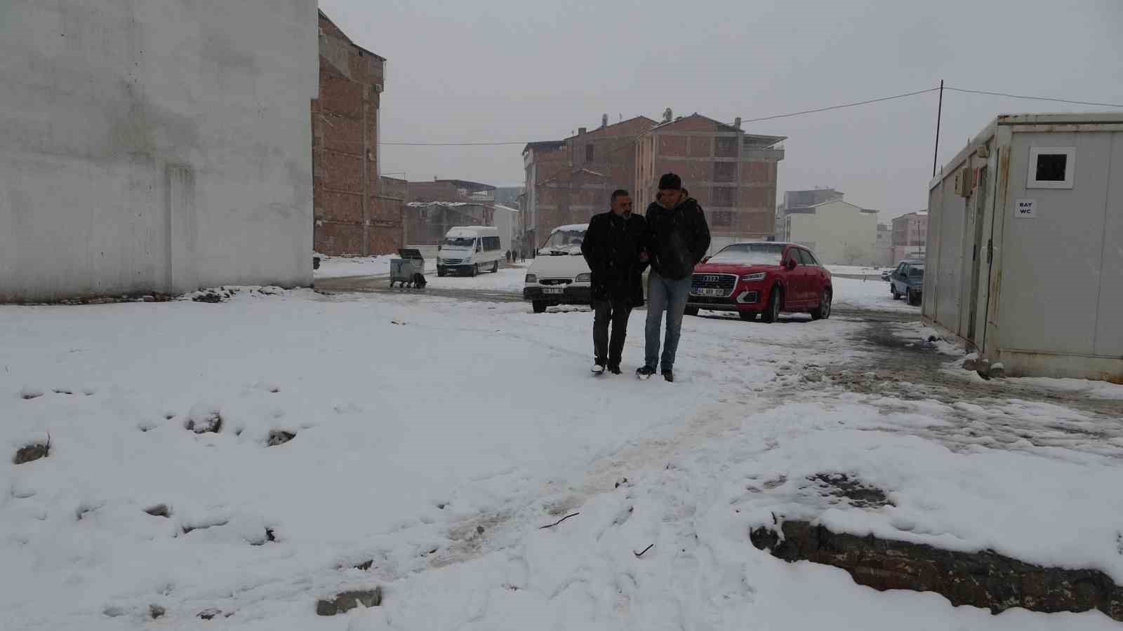 Depremde yıkılan apartmanın enkazından, sosyal medyadan gönderdiği mesajla kurtuldu