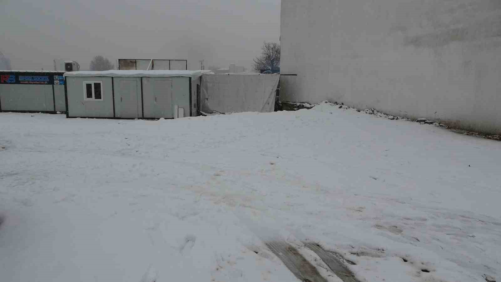 Depremde yıkılan apartmanın enkazından, sosyal medyadan gönderdiği mesajla kurtuldu