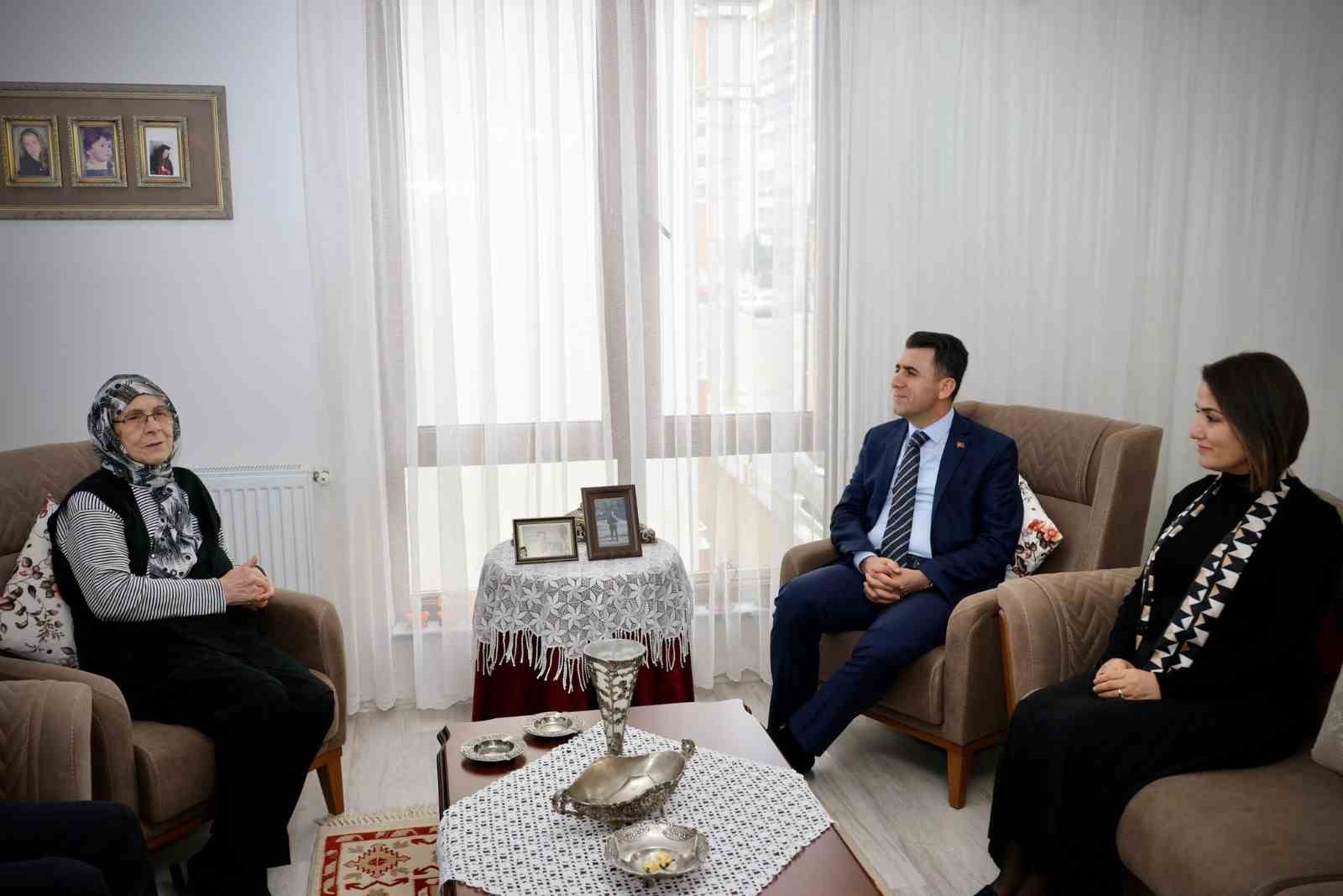 Şehit ailelerinin yaralarını birlikte sarıyor