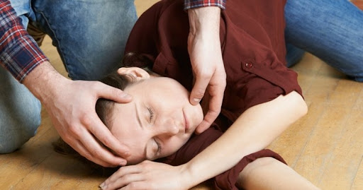 Epilepsi hastasına soğan ve kolonya koklatmanın tedavi edici bir anlamı yok