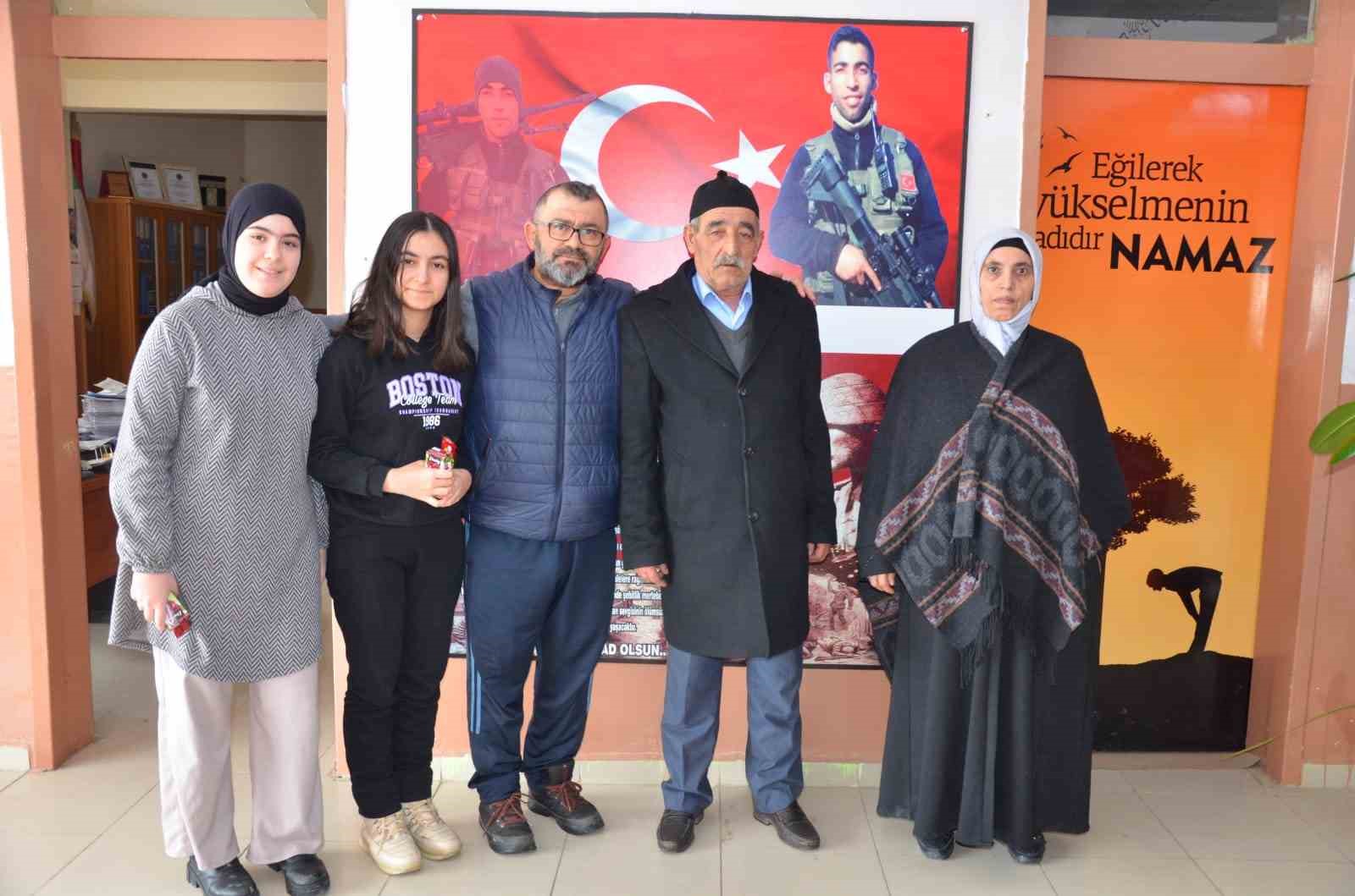 Şehit ailesi oğullarının isminin verildiği okulu ziyaret etti