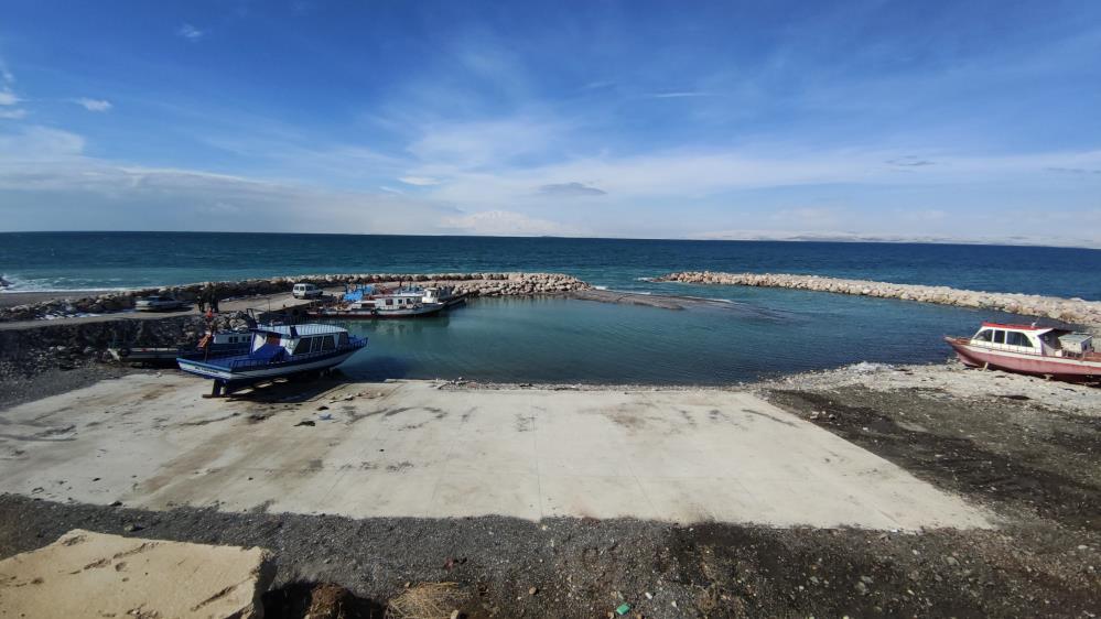 Van Gölü’nde Sular Çekildi, Tekneler Mahsur Kaldı