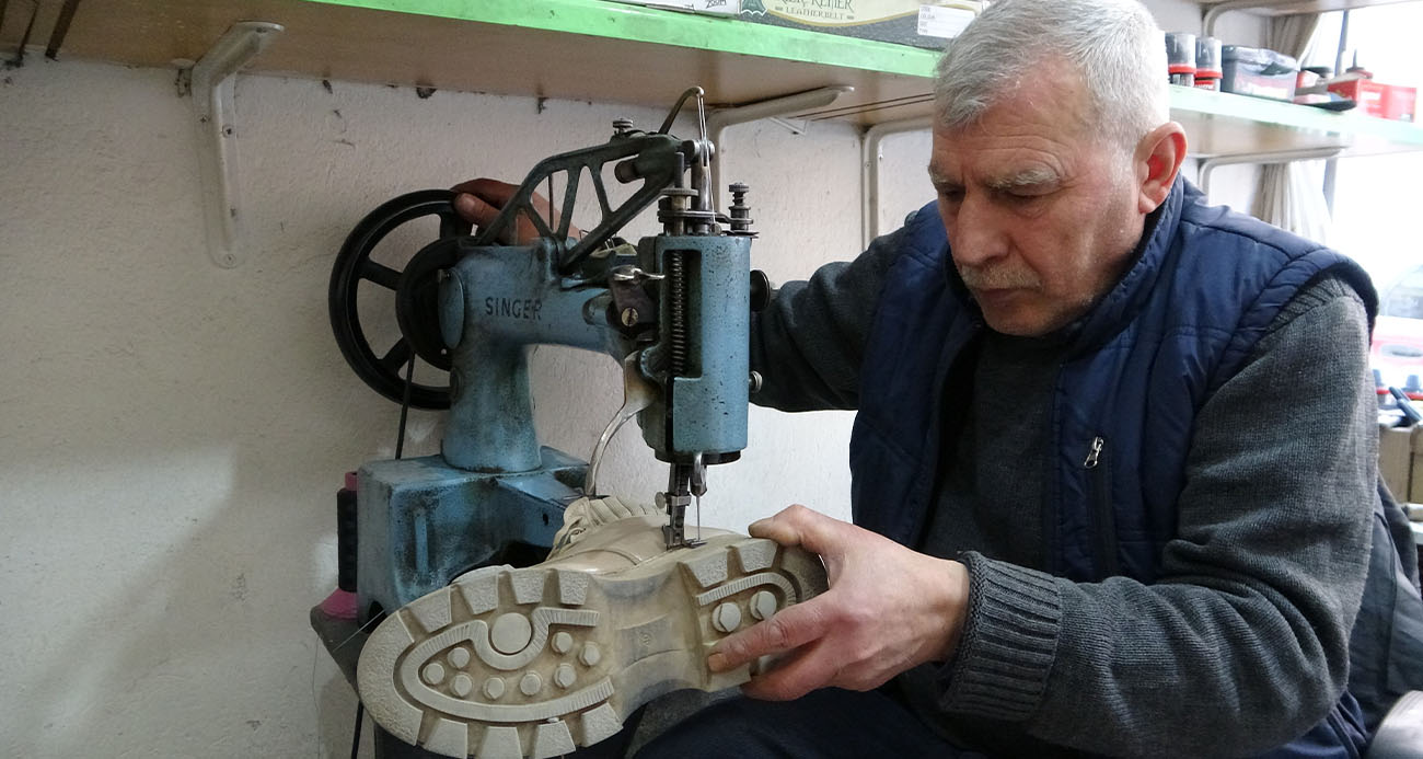 Depremzede ustalar ayakta kalmak için direniyor