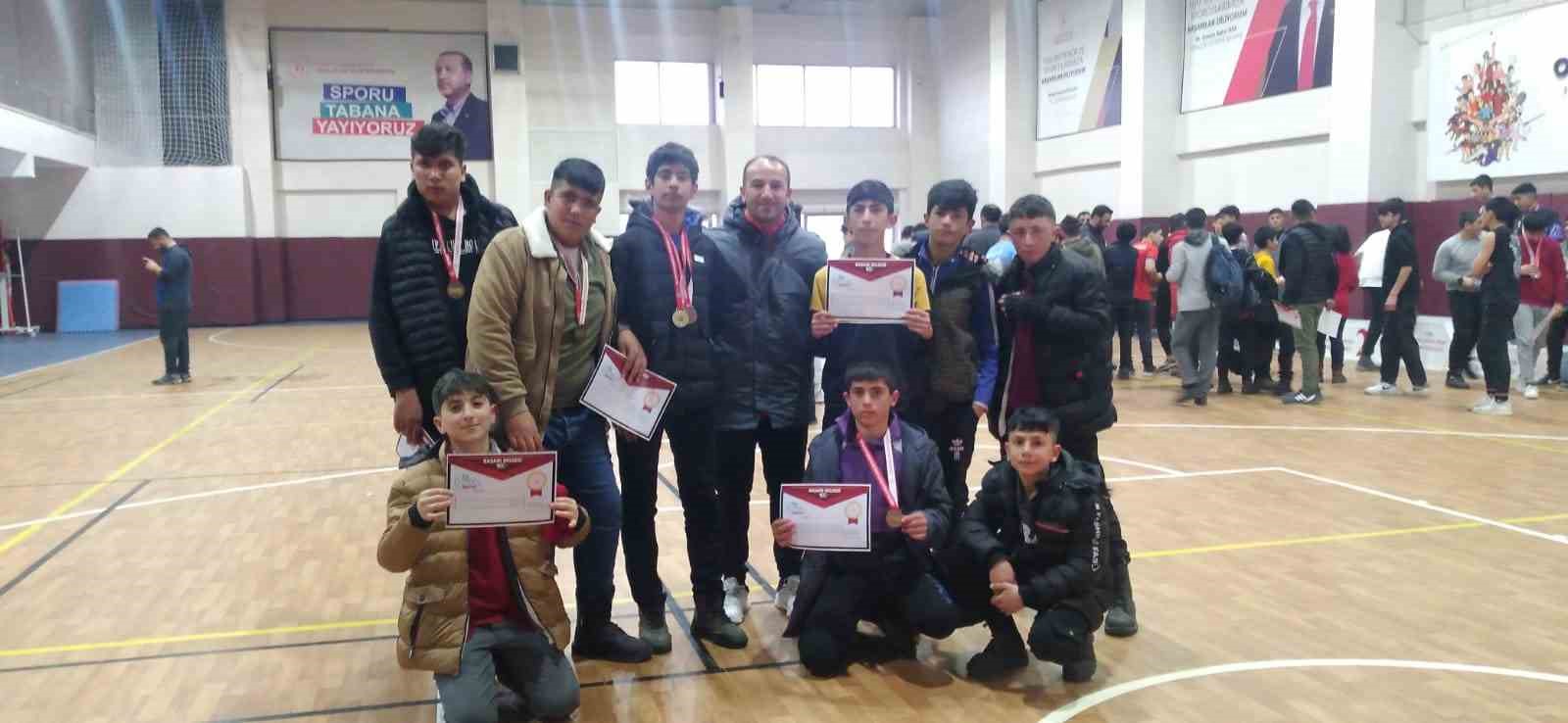 Özalplı öğrenci bilek güreşinde il birincisi oldu