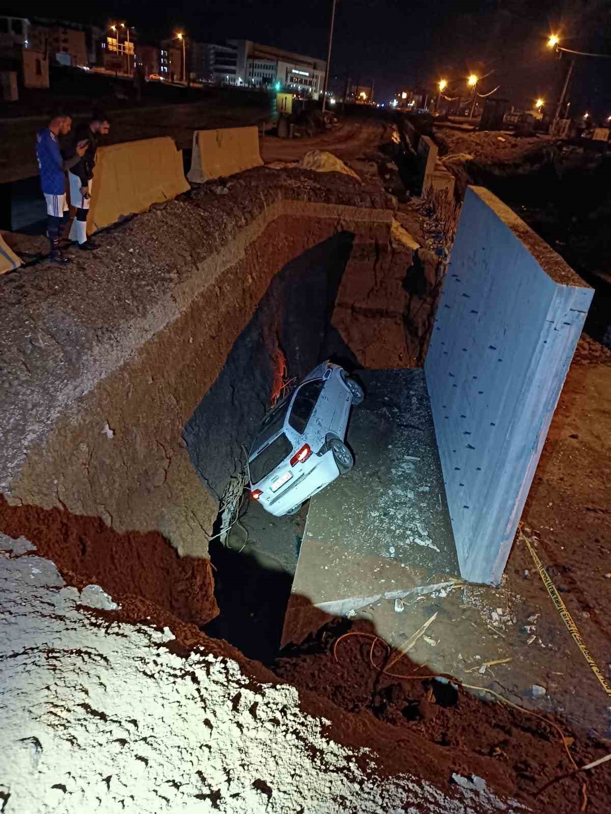 Tatvan’da araç çukura düştü: 3 yaralı