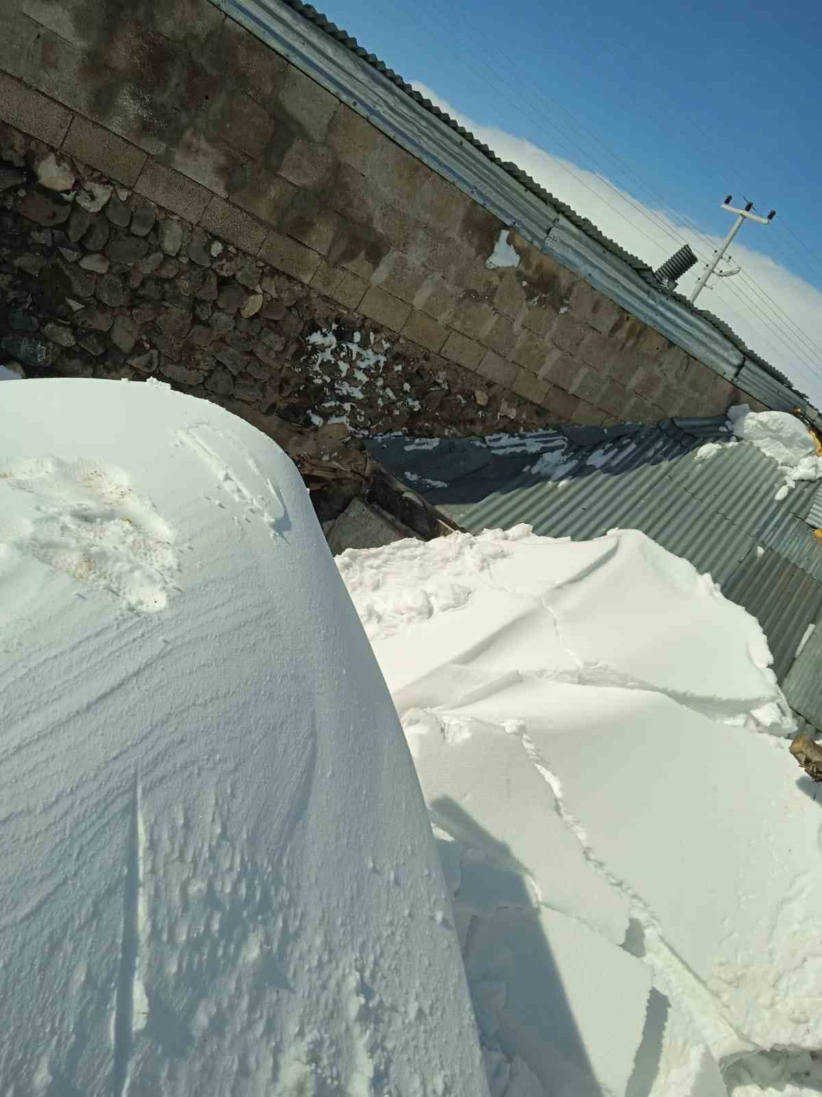 Van’da karın ağırlığına dayanamayan ahır çöktü