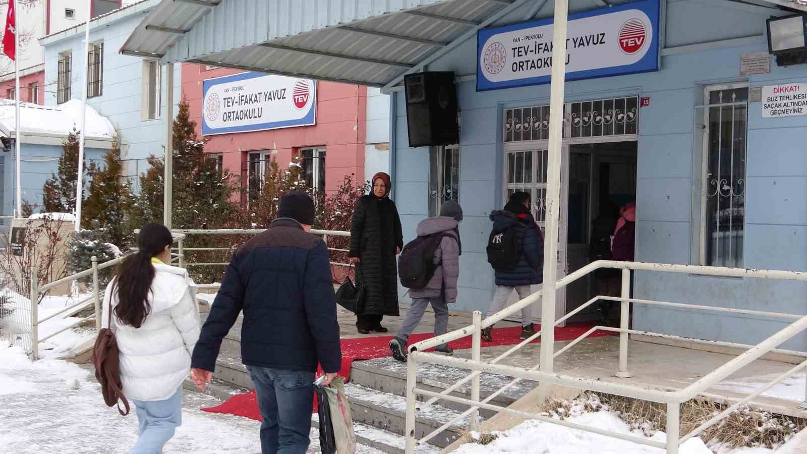 Van’da okullar açılmadan tatil edildi