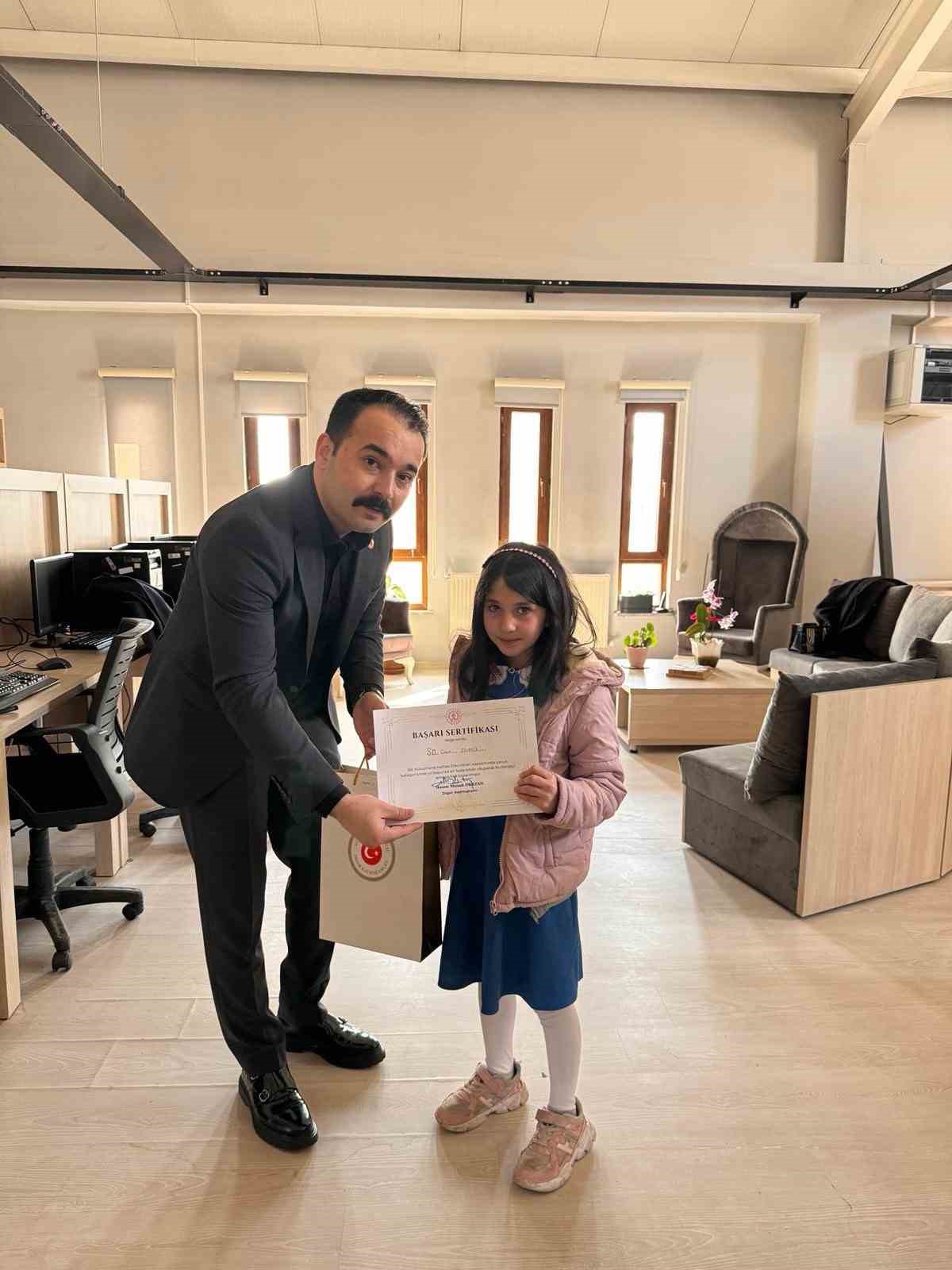 Başarılı öğrencilere ödülleri verildi