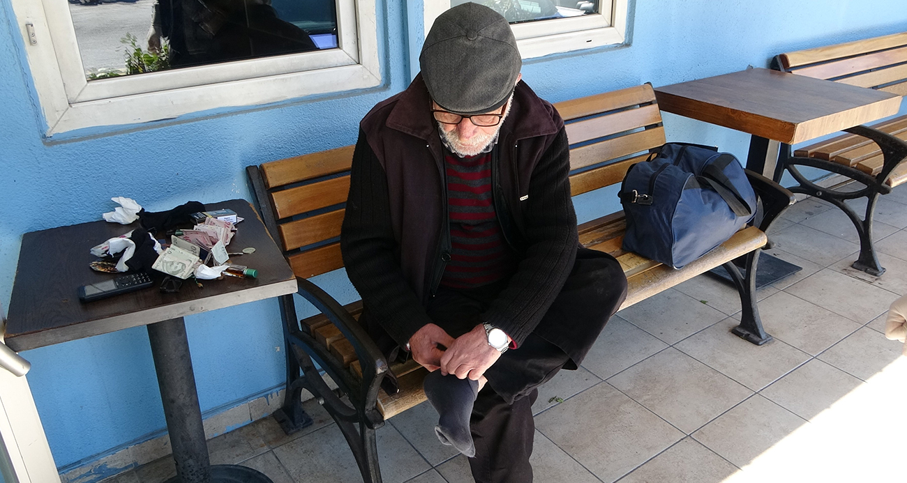 Taksim’de aynı yerde 2. kez yakalanan dilencinin çorabından 880 TL çıktı