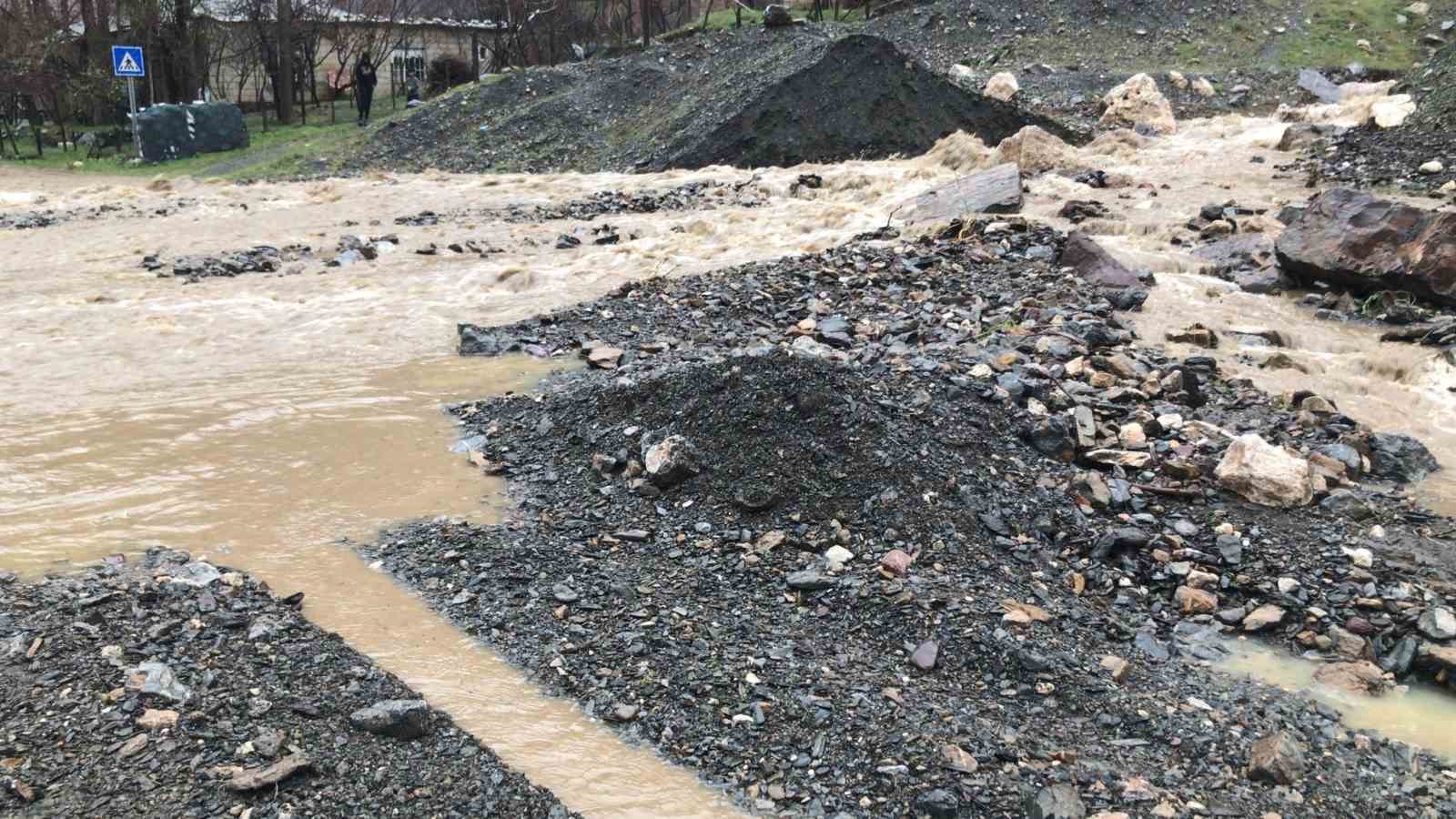 Hakkari’de çığdan sonra sel meydana geldi