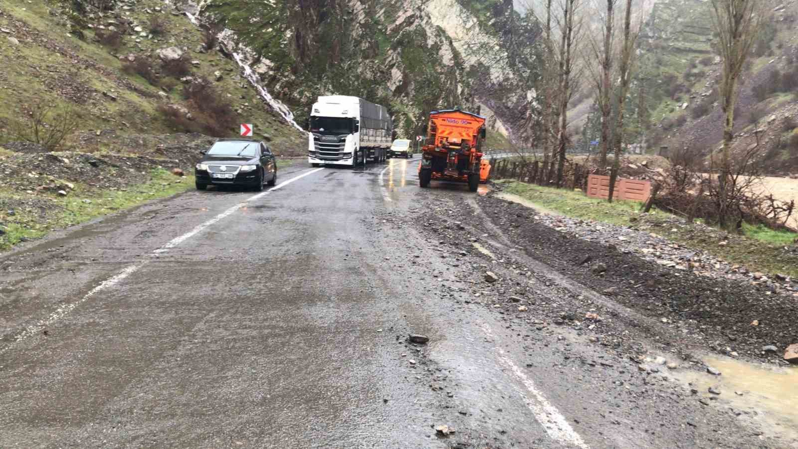 Hakkari’de çığdan sonra sel meydana geldi