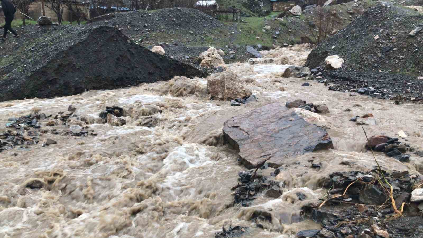 Hakkari’de çığdan sonra sel meydana geldi