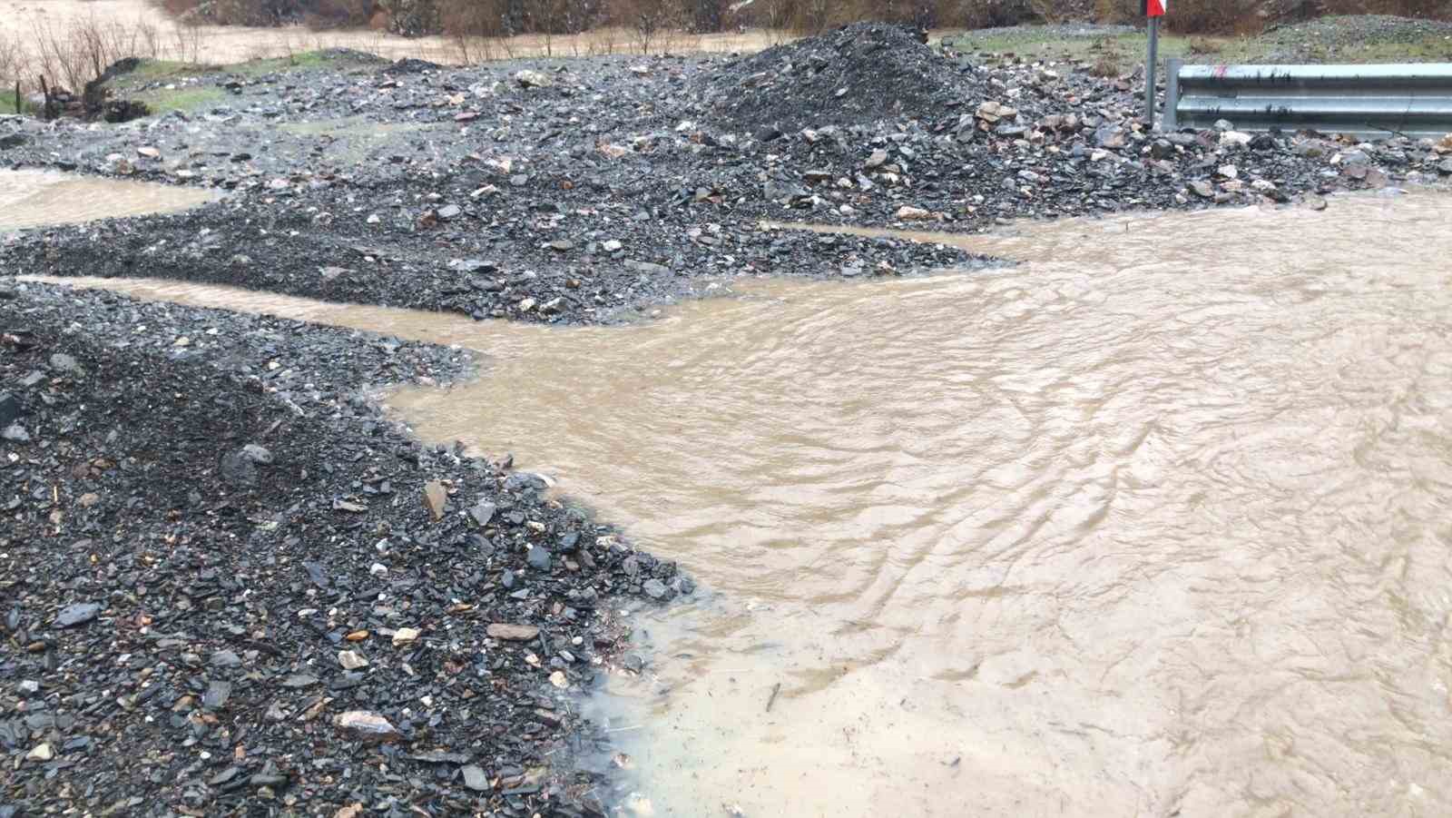 Hakkari’de çığdan sonra sel meydana geldi