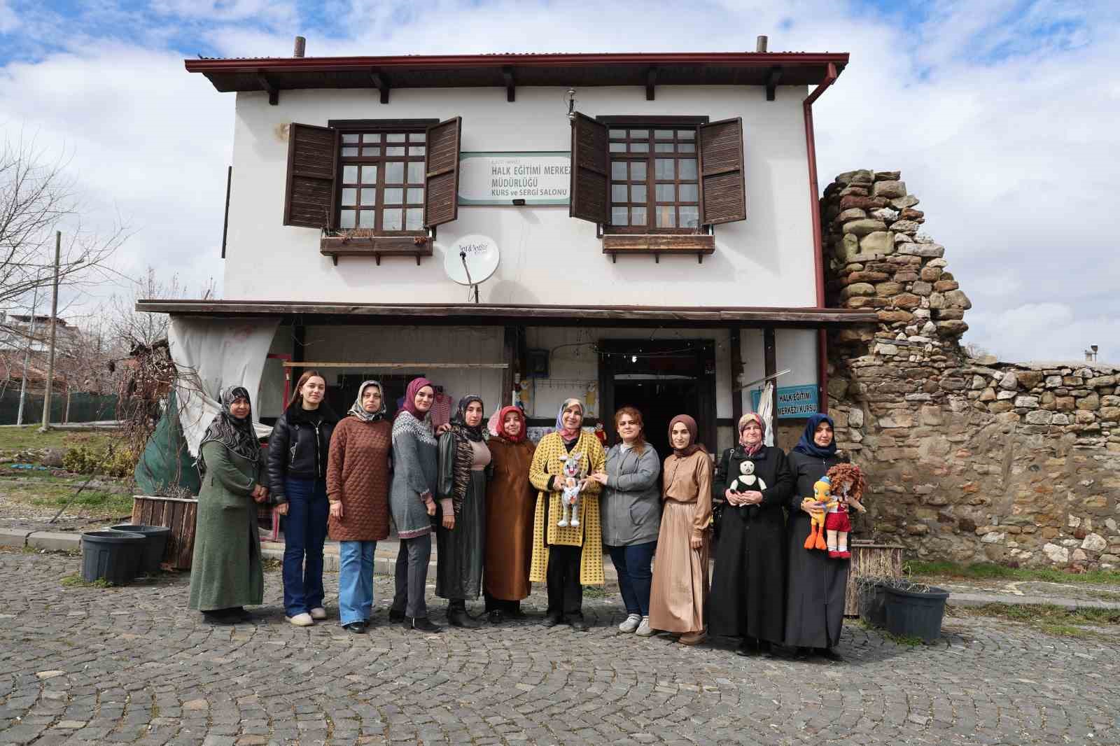 Kadınların el emekleri aile ekonomilerine katkı sağlıyor