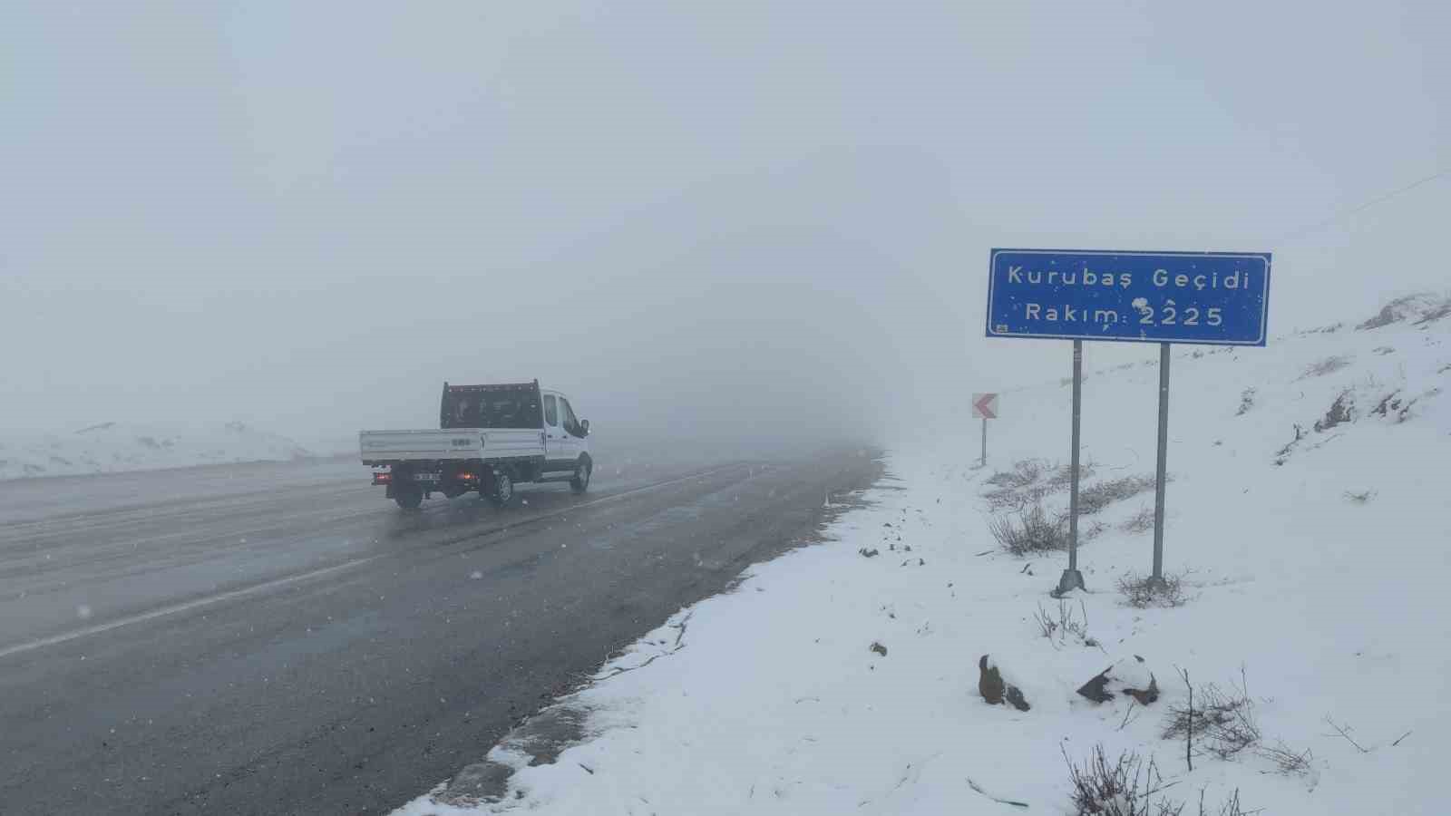 Van’da Kurubaş ve Güzeldere Geçidi’nde sis etkili oldu