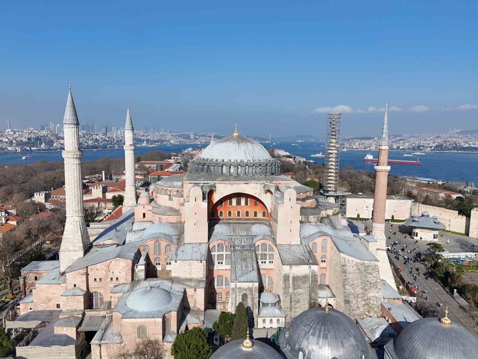 Ayasofya-i Kebir Camii Şerifi’ne Ramazan mahyası asıldı