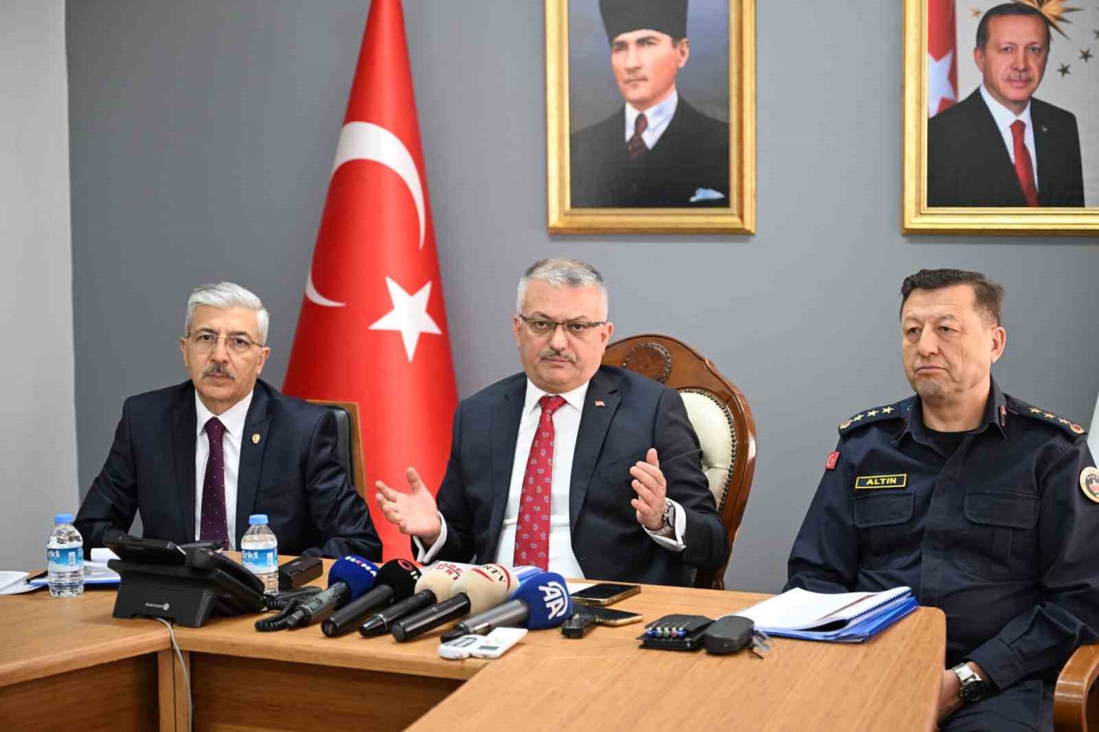 Deprem konutu hak sahiplerinin evlerini teslim almaması Vali Yazıcı’yı şaşırttı: “Bu işte bir gariplik var”