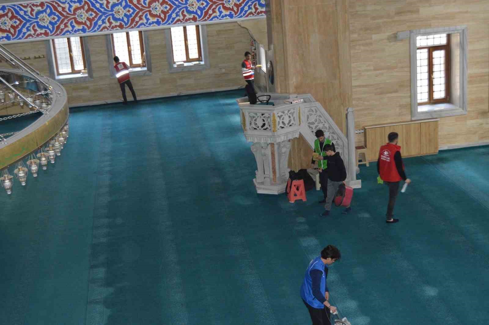 Tatvan’da gönüllülerden ramazan ayına özel camii temizliği
