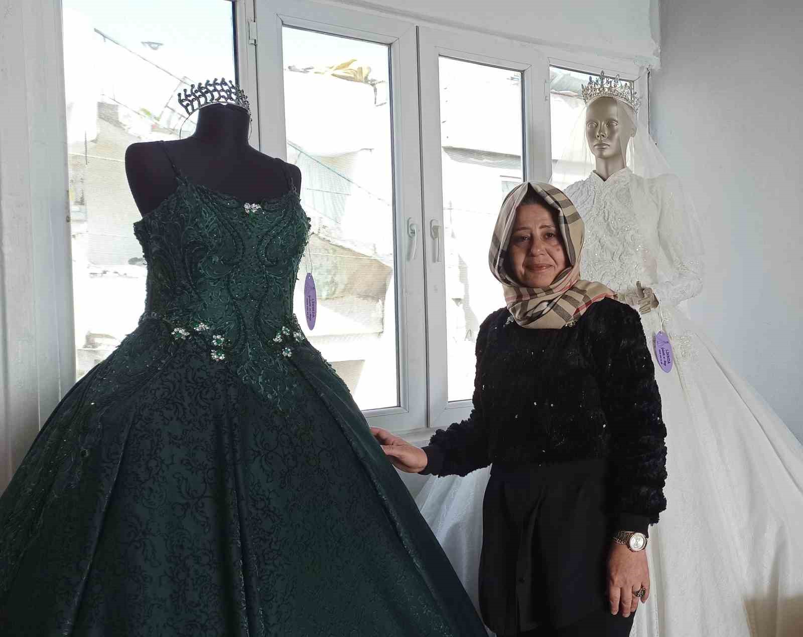 Depremzede kadın, evinin çatısında gelinlik ve abiye satışına başladı