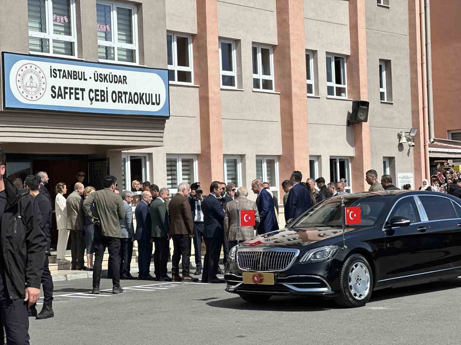 Cumhurbaşkanı Recep Tayyip Erdoğan, 31 Mart Mahalli İdareler Genel Seçimleri için oyunu kullanmak üzere Üsküdar’daki Saffet Çebi Ortaokulu’na geldi.