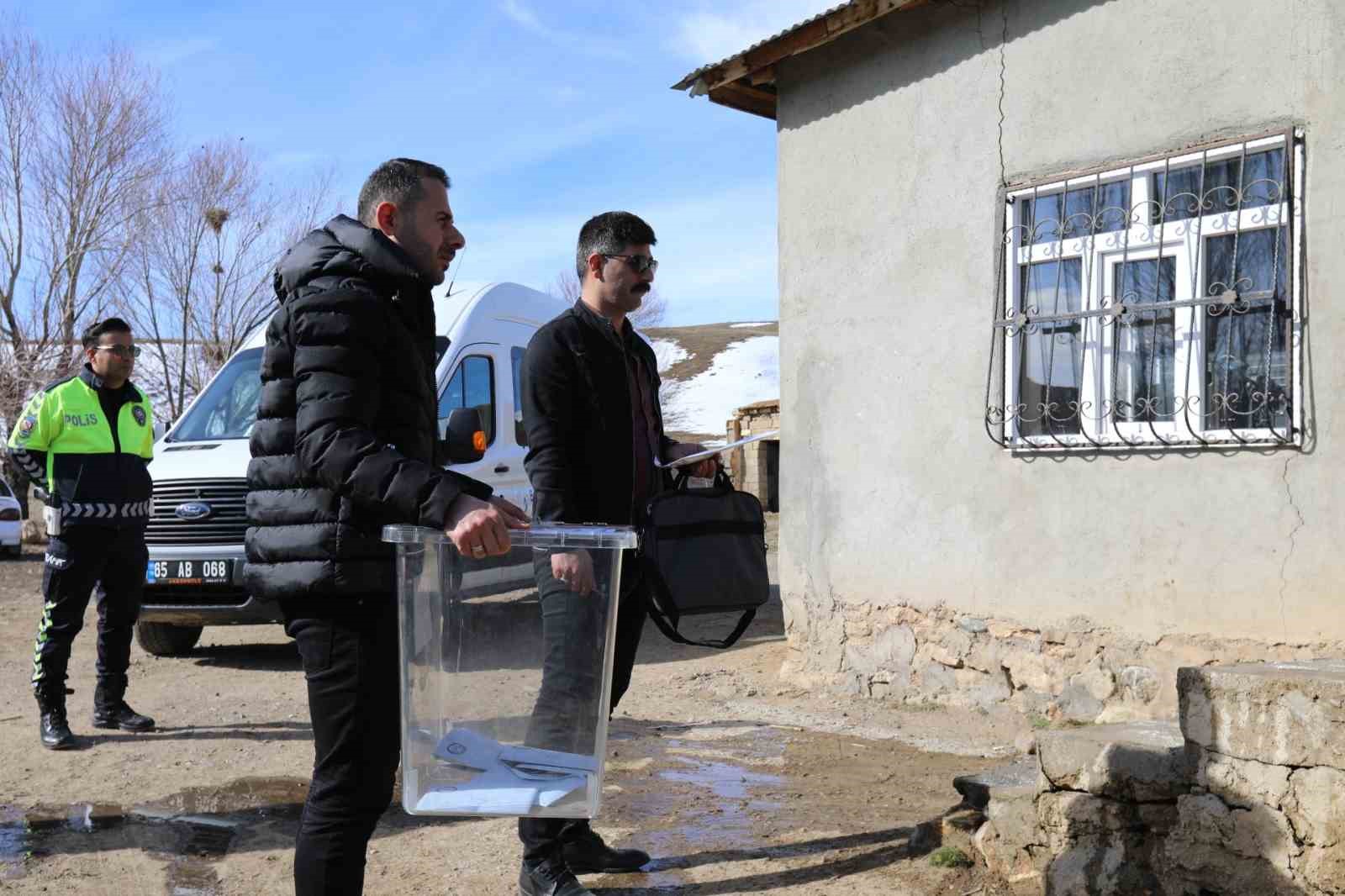 Başkale’de hasta ve engelliler seyyar sandıkta oy kullandı