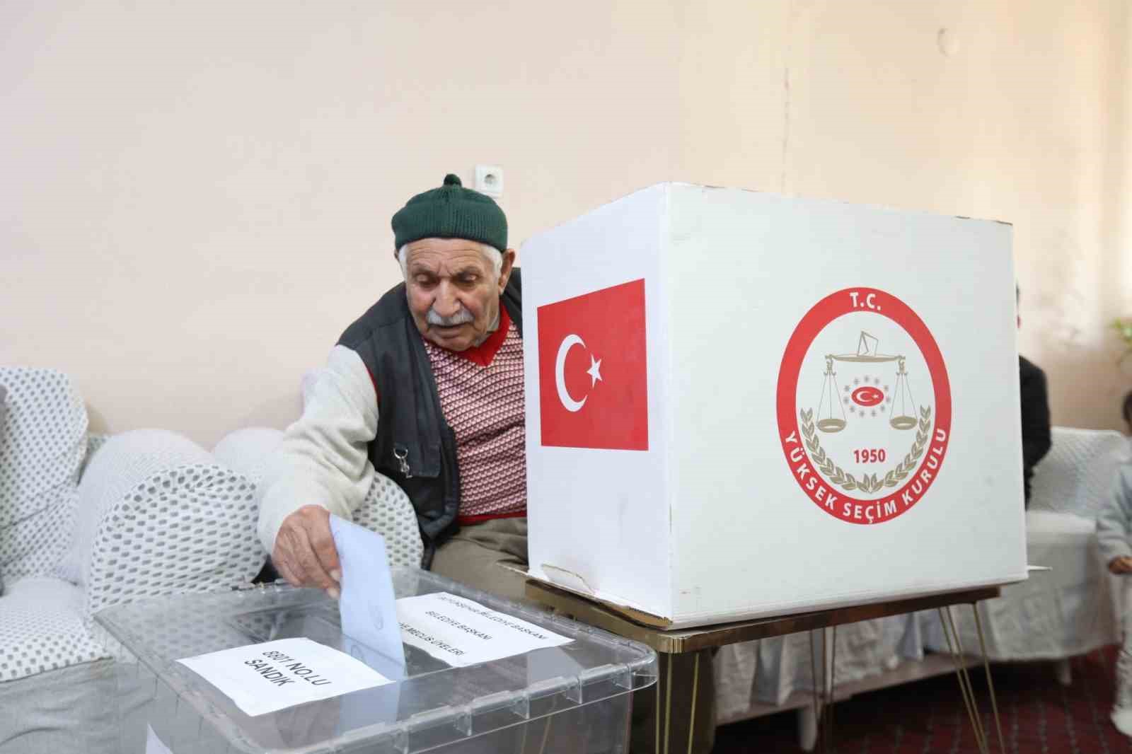 Başkale’de hasta ve engelliler seyyar sandıkta oy kullandı
