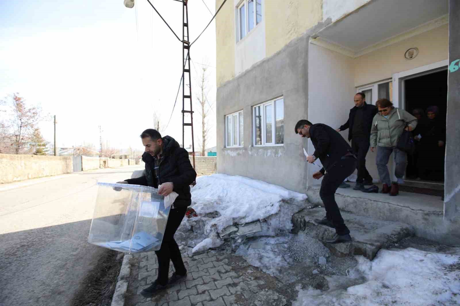 Başkale’de hasta ve engelliler seyyar sandıkta oy kullandı