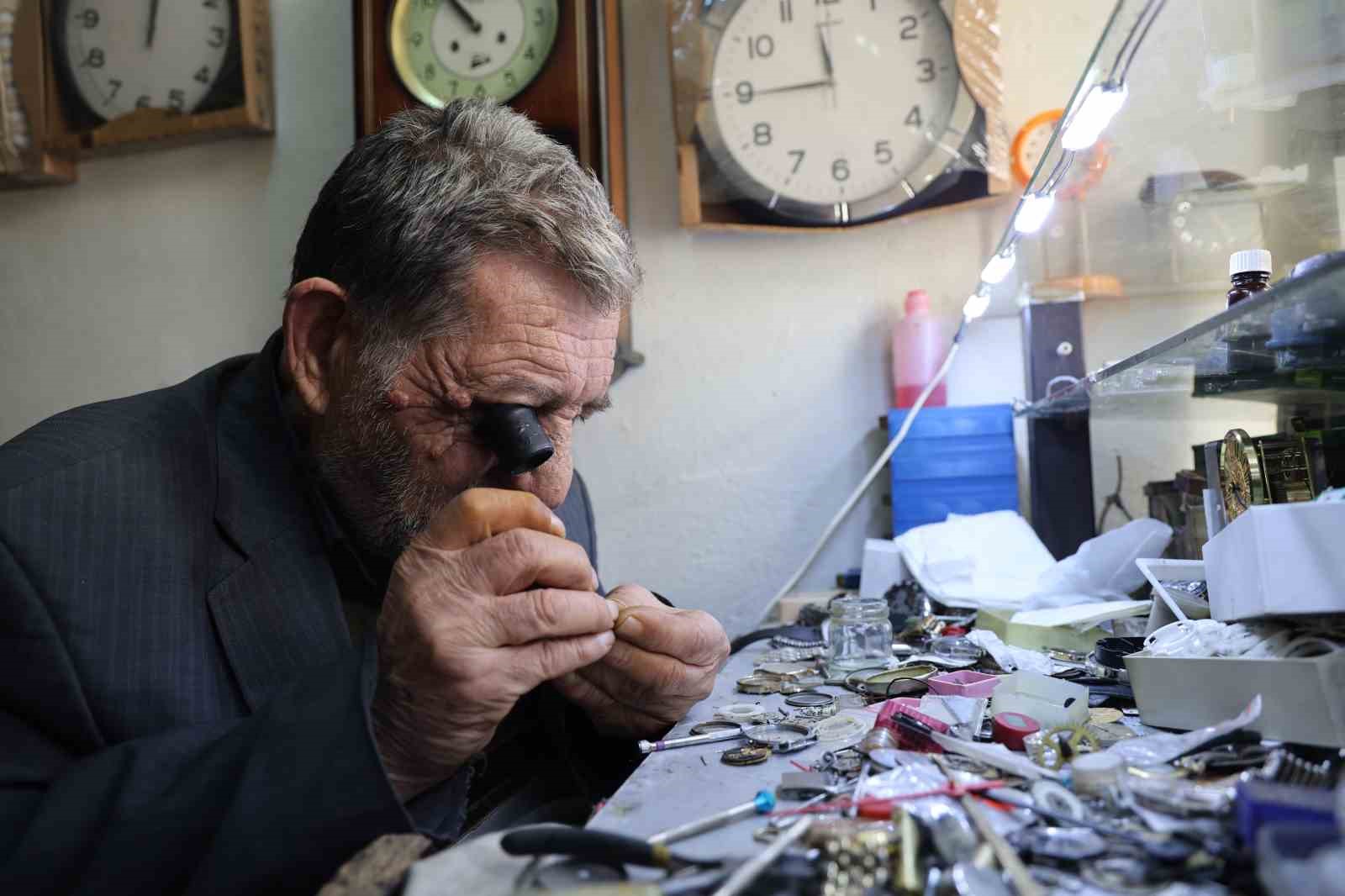 ’Tik tak’ sesleriyle geçen bir ömür: 65 yıldır ’zamanı’ ayarlıyor