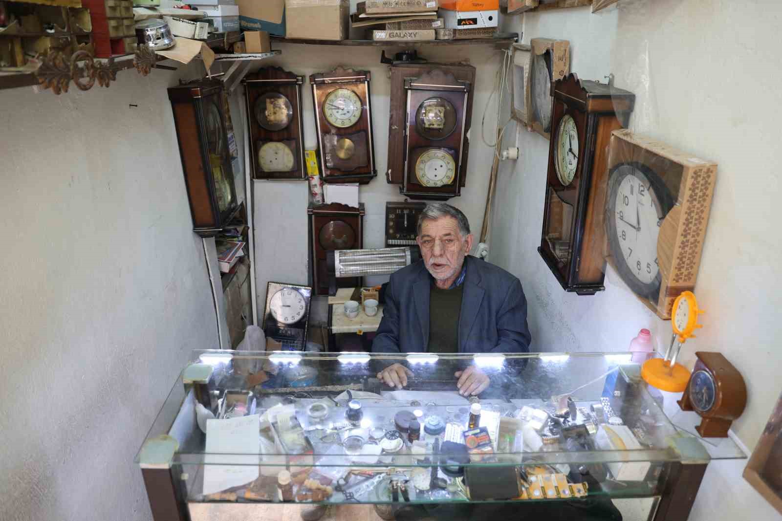 ’Tik tak’ sesleriyle geçen bir ömür: 65 yıldır ’zamanı’ ayarlıyor