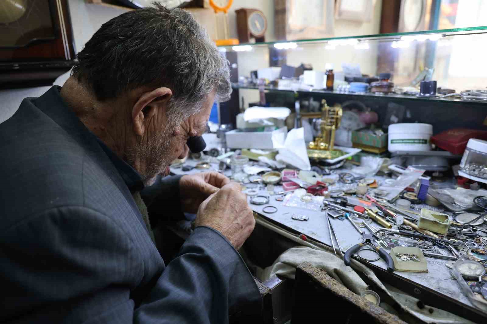’Tik tak’ sesleriyle geçen bir ömür: 65 yıldır ’zamanı’ ayarlıyor