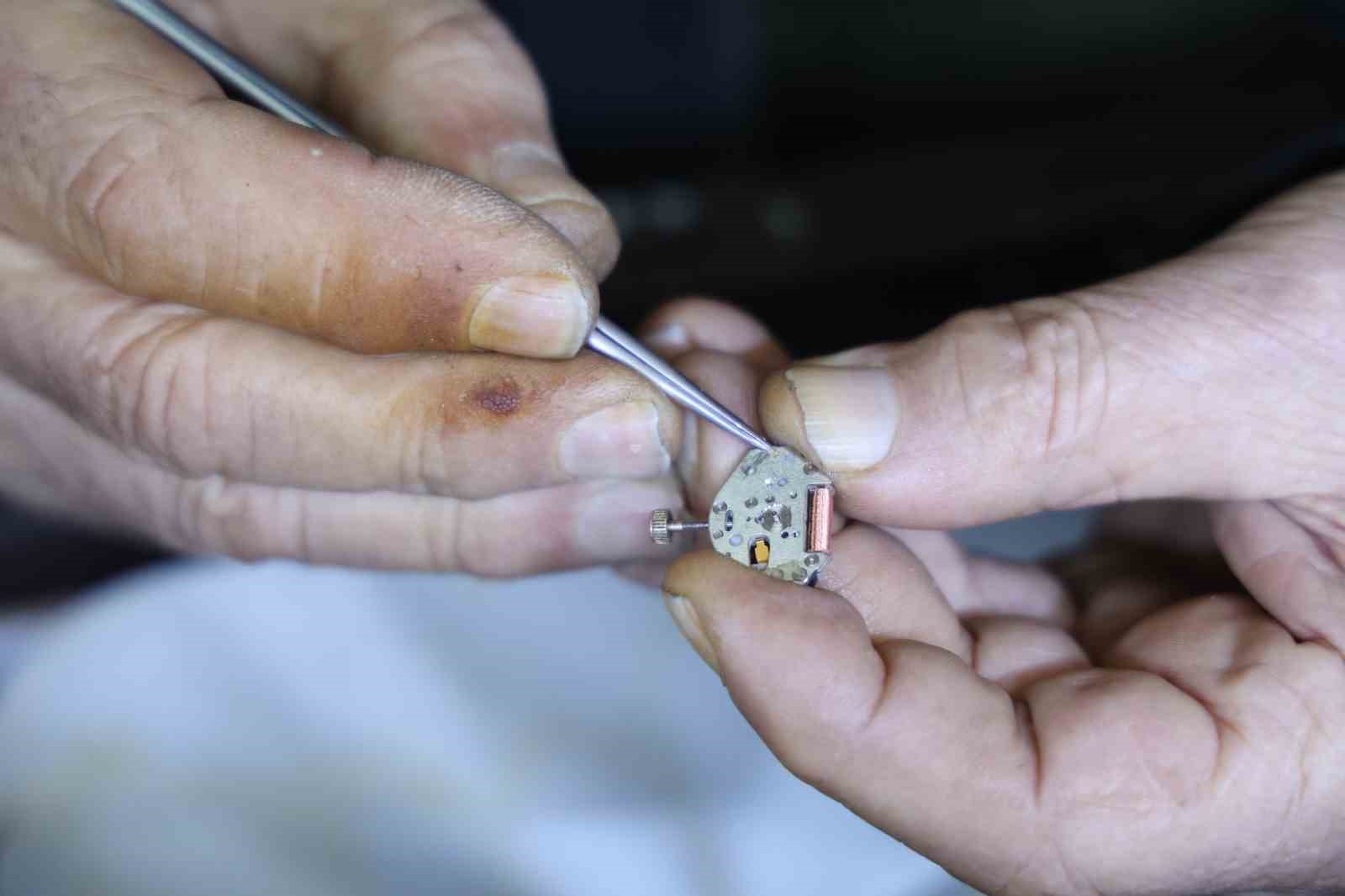 ’Tik tak’ sesleriyle geçen bir ömür: 65 yıldır ’zamanı’ ayarlıyor