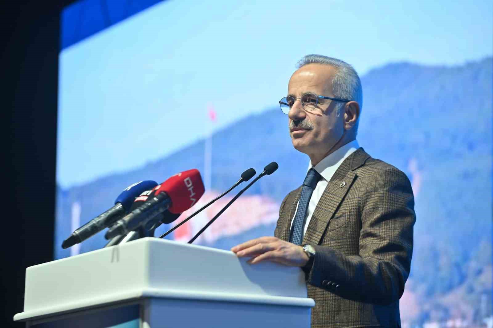 Bakan Uraloğlu: “4 yılda fiber uzunluğumuzu 850 bin kilometreye taşıyacağız”