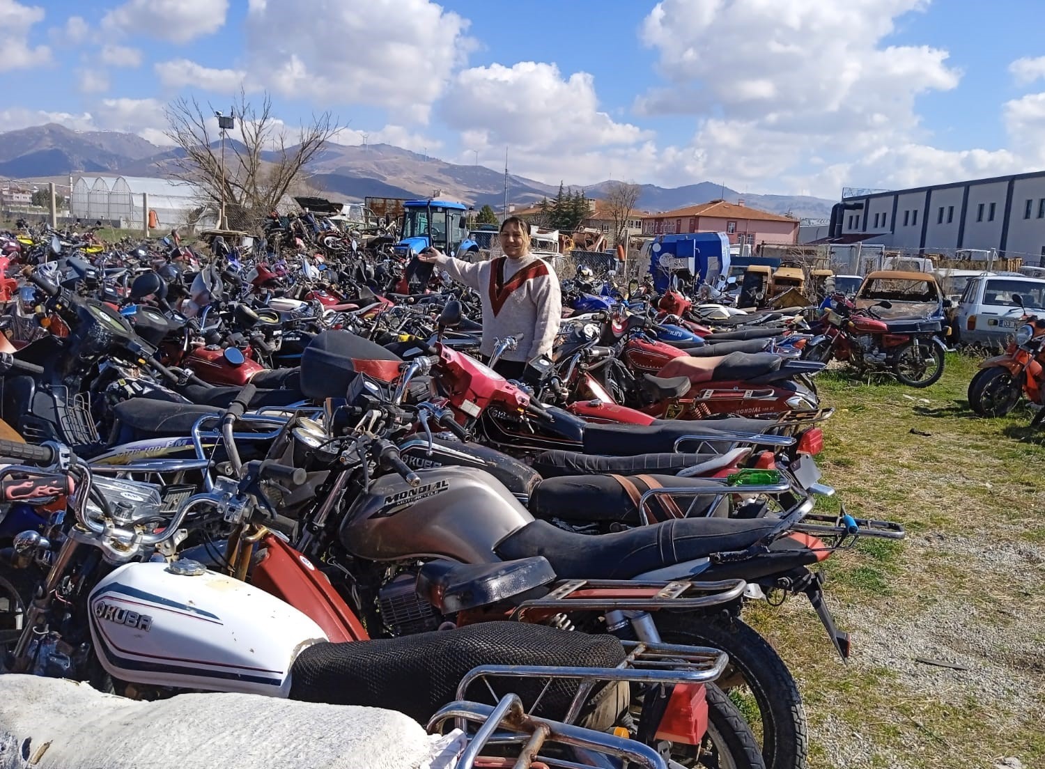 Yediemin otoparkındaki motosikletler geri dönüşüme gönderildi