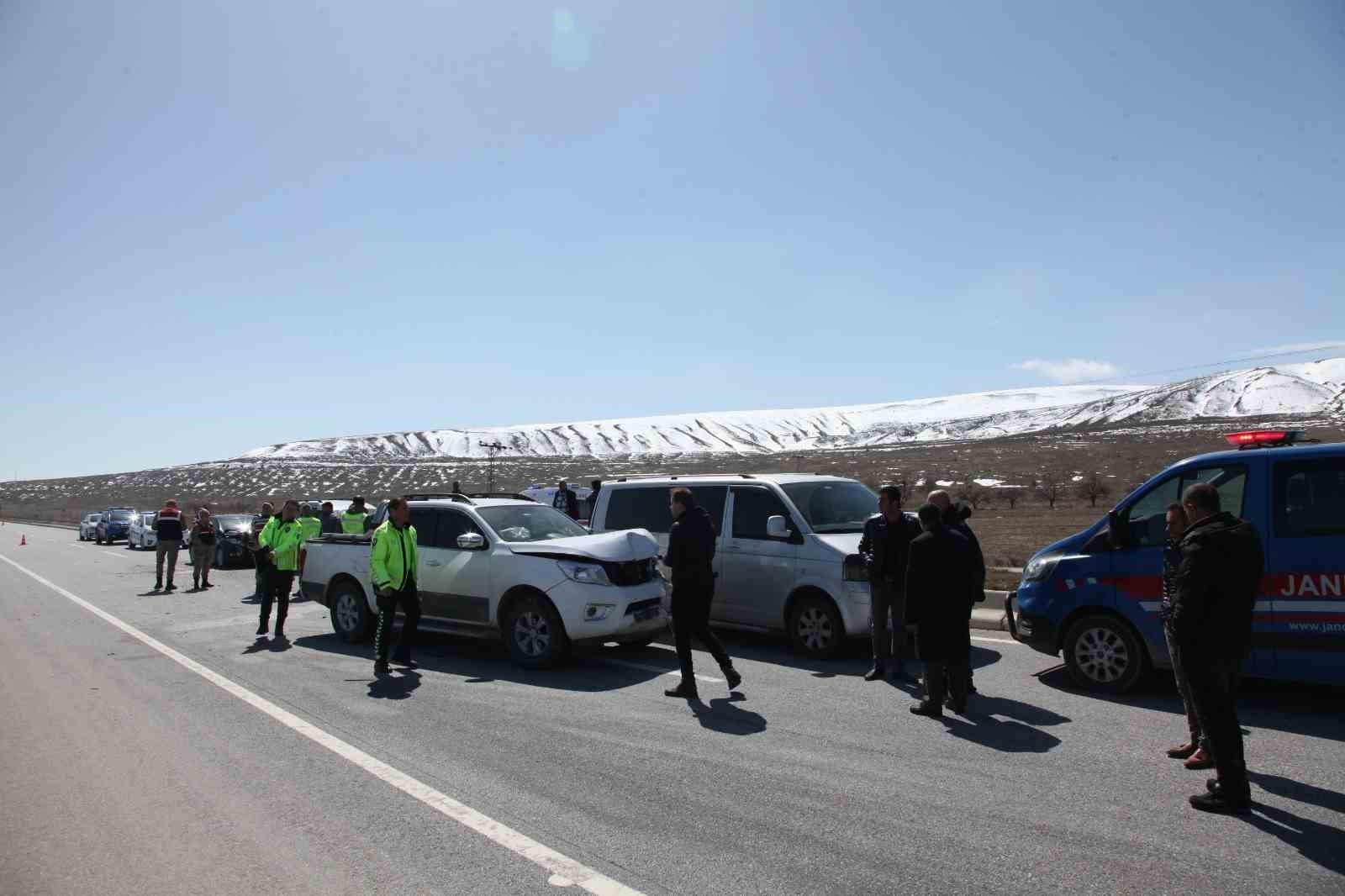 Cenaze konvoyunda zincirleme trafik kazası: 1 yaralı