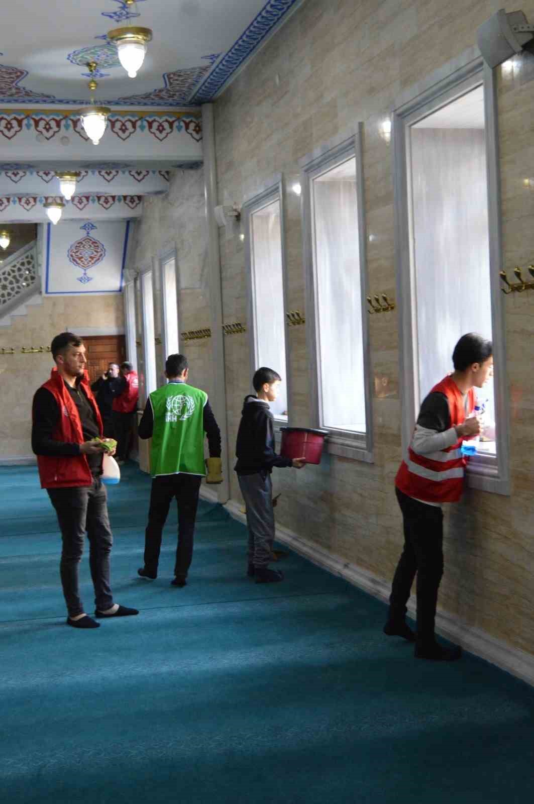 Tatvan’da gönüllülerden ramazan ayına özel camii temizliği
