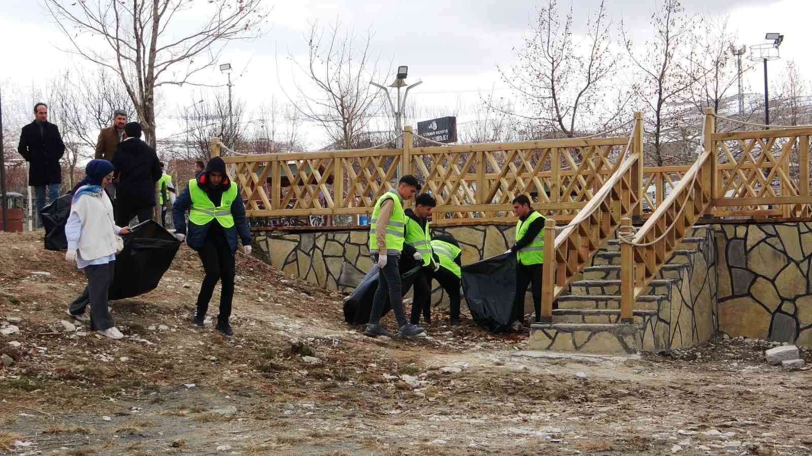 İmam Hatip Lisesi öğrencileri Van Gölü sahilini temizledi