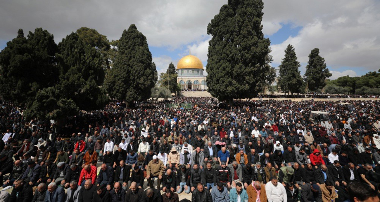 Mescid-i Aksa’da cuma namazında 125 bin Müslüman saf tuttu