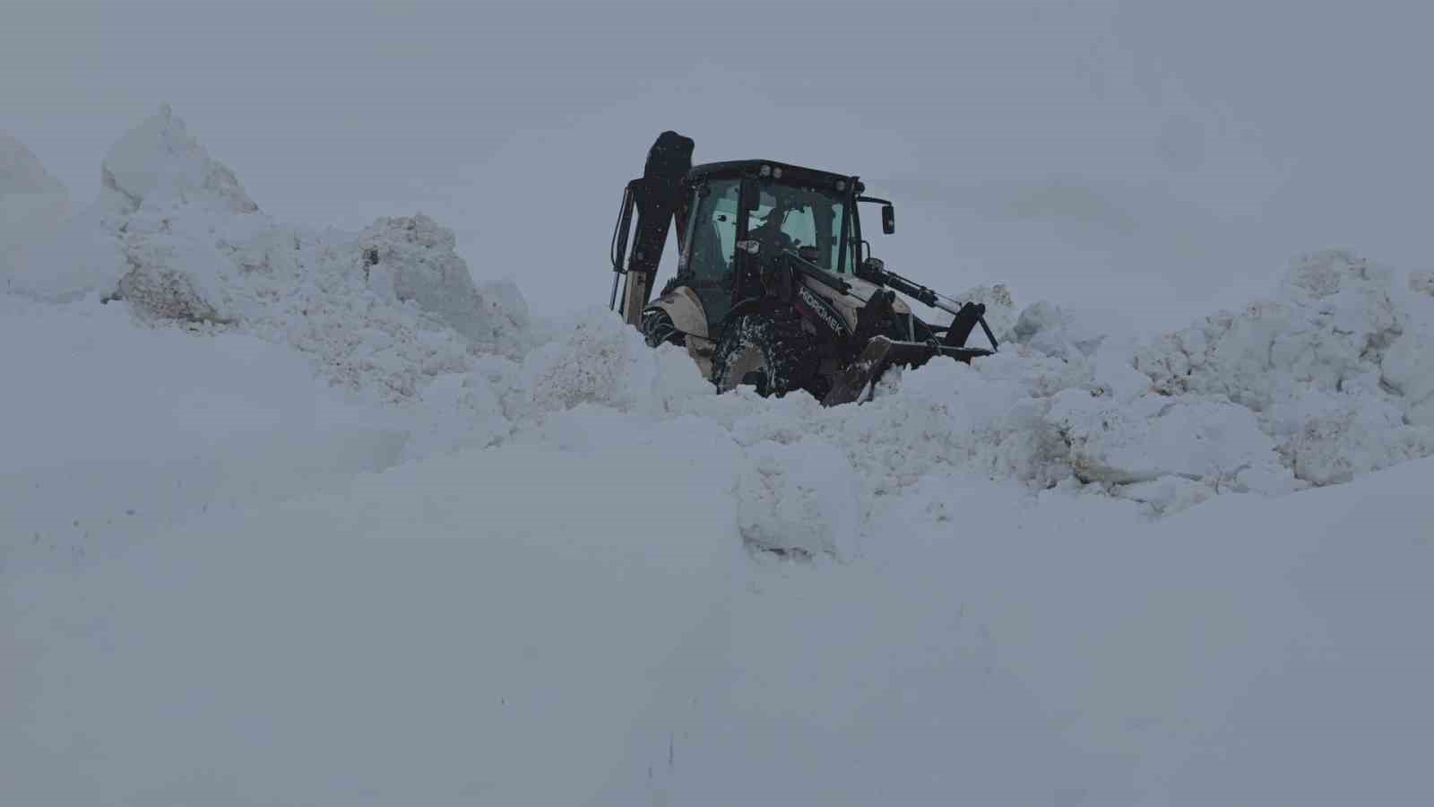 Baharda 4 metrelik karda yol açma çalışması