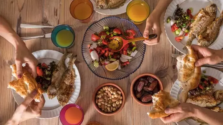 ‘İftarda hızlı yemek, mide sağlığını olumsuz etkileyebilir’