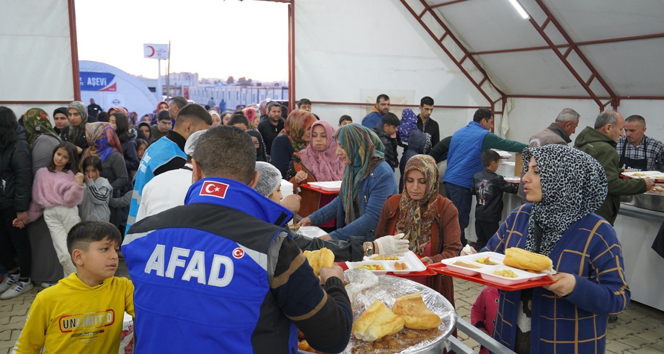 Depremzedeler ilk iftarını AFAD’ın iftar çadırında açtı